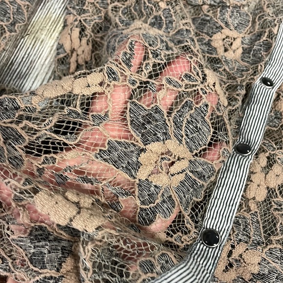 BKE crochet lace snap button top - Picture 4 of 6